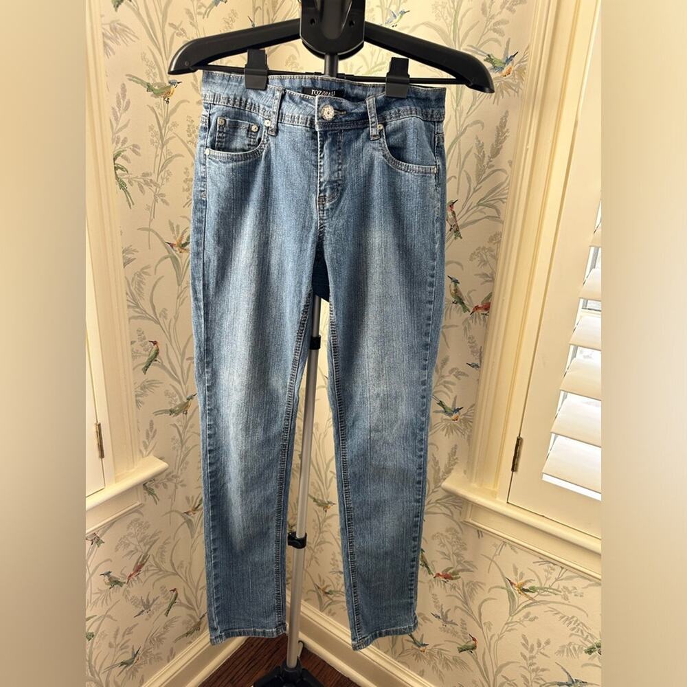Roz &Ali women’s straight leg jeans with embroidery size 4